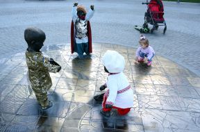 Sculptural composition "Children who let the boats" or "Children - the founders of Kiev"