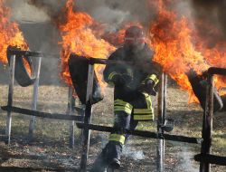 The fireman overcomes the obstacle course