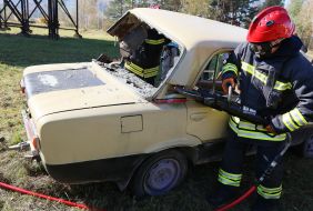 Firefighters cut the body of a car to rescue a conditionally injured person