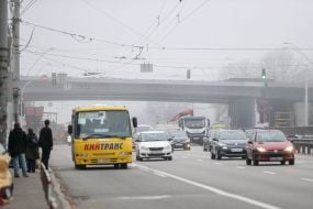 Машини рухаються під встановленим над проспектом Перемоги прогоном нового Шулявського мосту