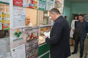 Mykola Povoroznyk buy a vaccine at the pharmacy