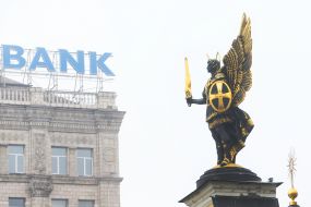 Скульптура Архістратига Михайла у тумані