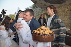 Юрий Гусев поздравляет молодоженов