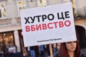 A banner reading "Fur is murder"