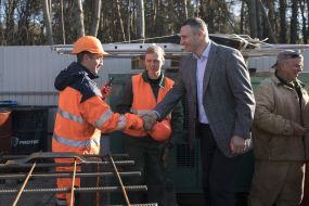 Виталий Кличко общается со строителями