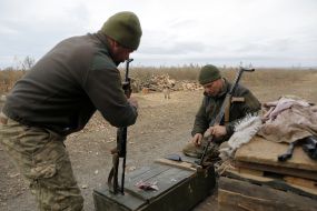 Украинские солдаты чистят оружие