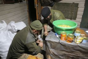 Украинские солдаты работают на кухне