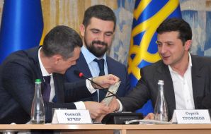Volodymyr Zelenskyy hands over a certificate to Alexei Kucher