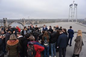 Алексей Гончарук общается с прессой