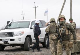 Наблюдатели Организации по безопасности и сотрудничеству в Европе (OSCE) и украинские военнослужащие