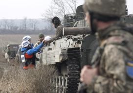 Наблюдатели Организации по безопасности и сотрудничеству в Европе (OSCE) и украинские военнослужащие