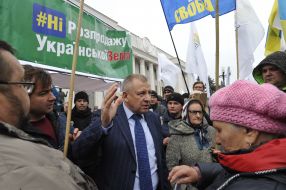 Peter Yurchyshyn communicates with the participants of the action