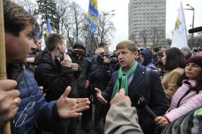 Serhiy Nahornyak communicates with the participant of the action