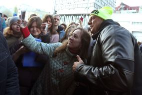 Потап (Олексій Потапенко) робить селфі з прихильницею