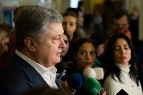 Petro Poroshenko answers the questions of journalists on the sidelines