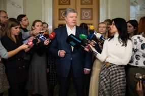 Petro Poroshenko answers the questions of journalists on the sidelines