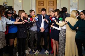 Davyd Arakhamiya answers the questions of journalists on the sidelines
