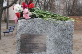 Гвоздики на Памятном знаке в честь защитников Украины