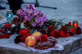 Цветы, хлеб и яблоки