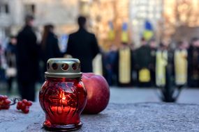 Лампадка и яблоко