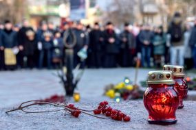 Лампадки и ветка калины