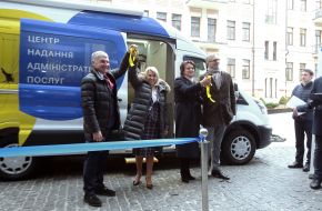 Алена Бабак передает ключи от автомобиля мобильного  ЦПАУ Владимиру Зражевскому