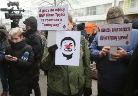 Учасники акції тримають плакати