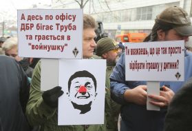 Учасники акції тримають плакати