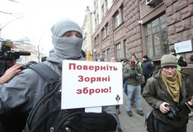 Учасник акції тримає плакат