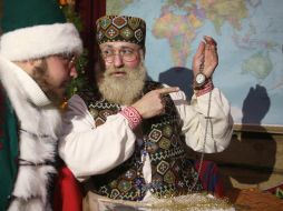 St. Nicholas shows the clock to the assistant
