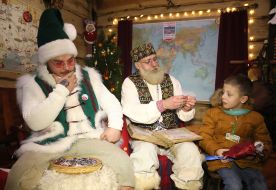 Святий Миколай спілкується з хлопчиком