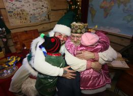 Святий Миколай обнімає дітей