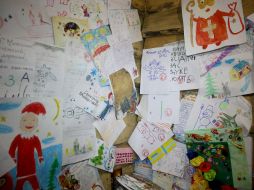 Прикріплені на стіну дитячі листи до Святого Миколая