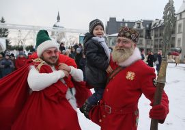 Святий Миколай тримає на руках хлопчика
