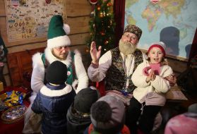 Святий Миколай спілкується з дітьми