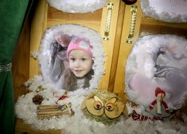 Дівчинка заглядає у віконну шибку у Резиденцію Святого Миколая