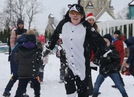 Жінка в карнавальному костюмі кота