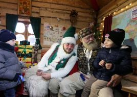 Святий Миколай спілкується з дітьми