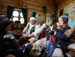 St. Nicholas communicates with children