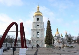 Установка новогодней елки на Софийской площади в Киеве