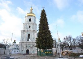 Установка новогодней елки на Софийской площади в Киеве