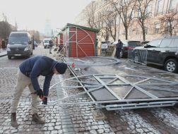 Монтаж Новогоднего городка на Софийской площади в Киеве
