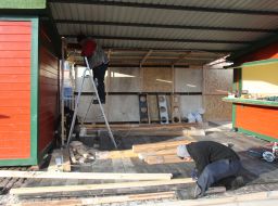 Монтаж Новогоднего городка на Софийской площади в Киеве