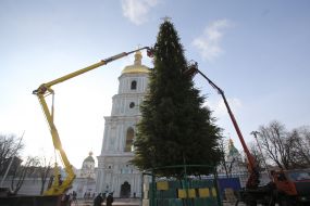 Установка новогодней елки на Софийской площади в Киеве