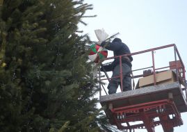 Установка новогодней елки на Софийской площади в Киеве