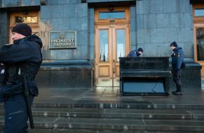 Пианино под Офисом президента Украины