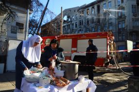 Distribution of food and hot drinks