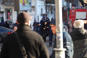 Сотрудники ГСЧС ведут под руки женщину