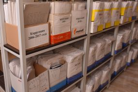 Материалы дел в коробках на полках