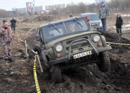 Автомобиль преодолевает трассу